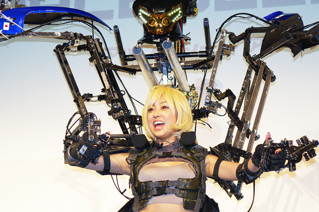 【フォトレポート】菊地亜美がコスプレで動作拡大スーツを操縦！ 画像