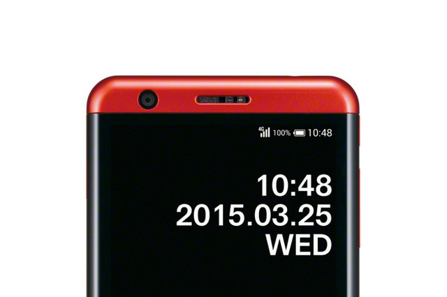 【au2015年春モデル】陽極酸化処理のアルミボディで持ちやすい4.5型「INFOBAR A03」 画像