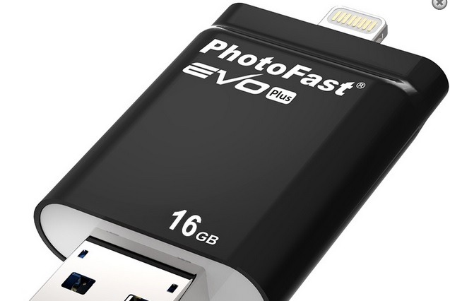 Lightning、microUSB、USB 3.0の3種類の端子を備えたUSBメモリ 画像