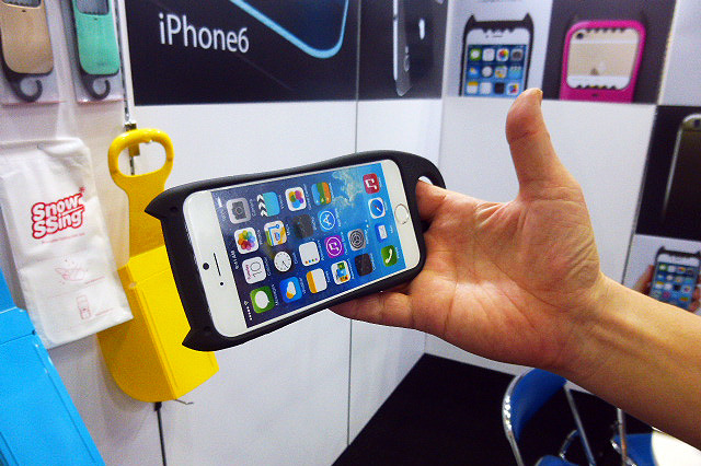 【ギフト・ショー春2015 Vol.15】片手操作も簡単に、ハンガータイプのiPhoneカバーが登場 画像