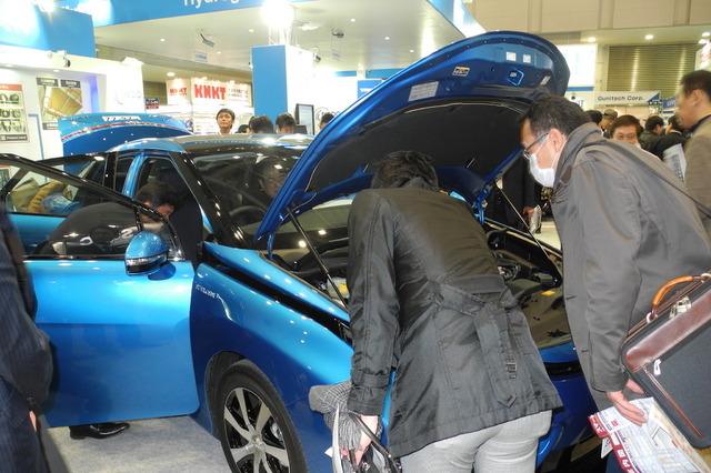 トヨタ自動車「MIRAI」に黒山の人だかり……スマートエネルギーウィーク 画像