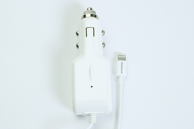 Lightningケーブル一体型の2.4Aシガーソケット充電器が登場 画像