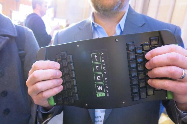 【MWC 2015 Vol.23（動画）】両手で握って文字入力するモバイルキーボード 画像
