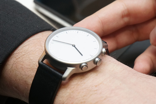 【MWC 2015 Vol.48】フランスから“充電不要”のスマートウォッチ「nevo solar watch」誕生 画像