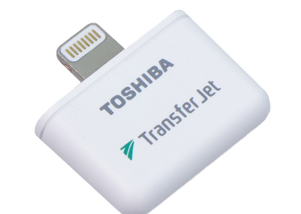 東芝、最大375Mbpsでデータ転送ができるiPhone/iPad向け「TransferJet」アダプタ 画像