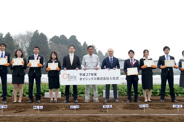 畑で入社式、スーツ姿で収穫 画像