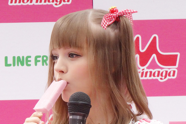 【フォトレポート】ダコタ・ローズ、苺アイスをペロリ！ 可愛すぎるドーリーフェイス 画像