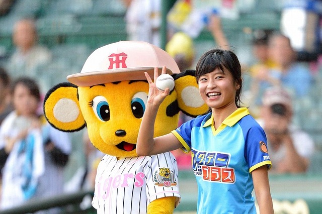 こじるり、甲子園始球式で大胆フォームのノーバウンド！「思ったところにボールがいった」 画像