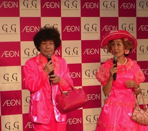 林家ペーパー夫妻、大相撲中継にまたも映り込み……視聴者は「力士より目立つ」 画像