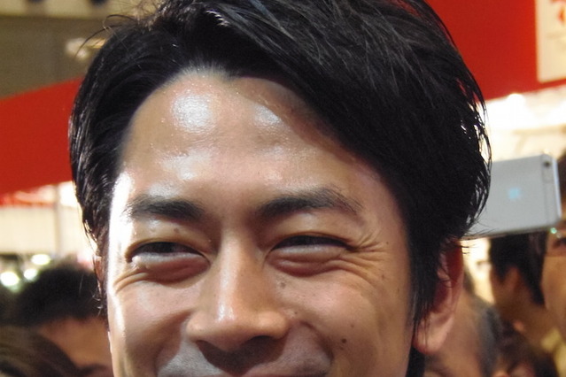 ドローン初体験の小泉進次郎氏「規制だけでなく、社会のために活かす方法を」 画像