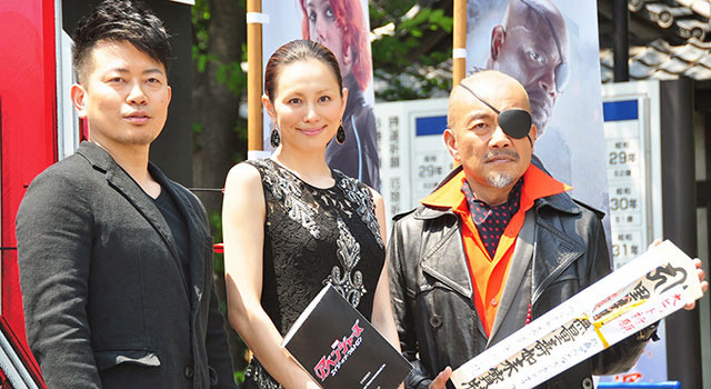 離婚問題の米倉涼子、イベント登場も呼びかけには無言 画像