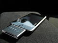 自動車エンジンと連動してiPodを操作するFMトランスミッタ——ケータイ/DS Liteとの同時充電対応アダプタが付属 画像