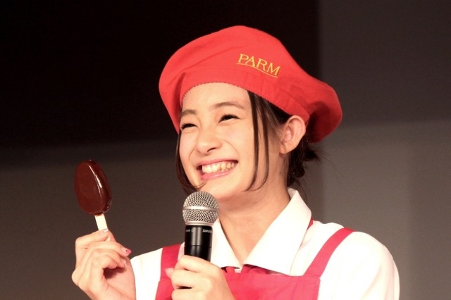 六本木ヒルズに期間限定カフェ！　チョコ付け体験に足立梨花も大喜び 画像