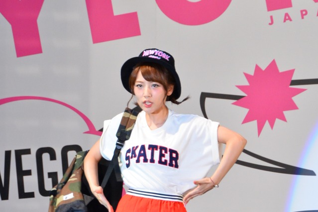 高橋みなみ、初ランウェイで“コマネチ”&“履いてますよ”披露 画像