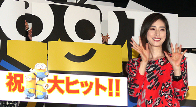 天海祐希、48歳の誕生日を黄色い“推しメン”に祝福されメロメロ 画像