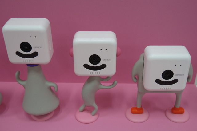 表情を識別してプッシュ通知、オムロンが子どもやペットの見守り向けネットワークカメラ 画像