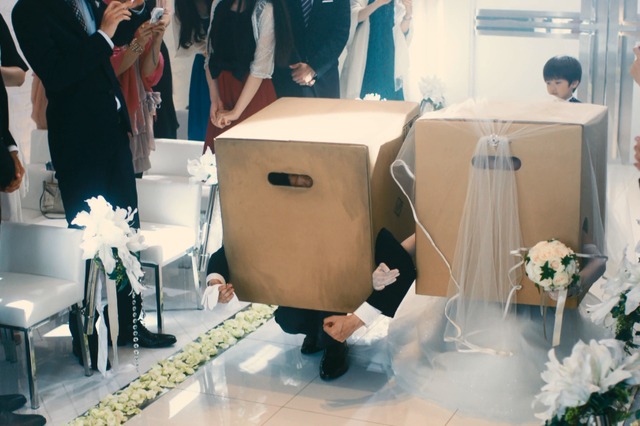 結婚式で父娘が“スネーク”!? 「メタルギア」新作のシュールなCM 画像