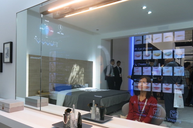 【IFA 2015】パナソニック、近未来の鏡台をデモ展示 画像