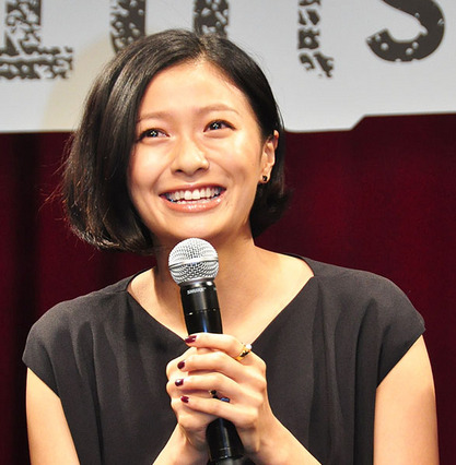 榮倉奈々のセクシー衣装、岡田准一も「背中あき過ぎ」 画像