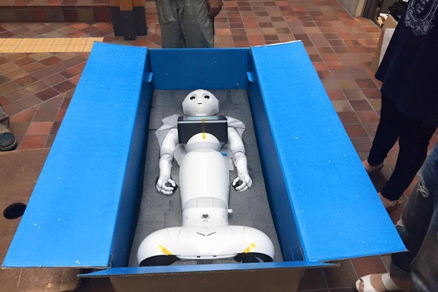 【木暮祐一のモバイルウォッチ】第85回 Pepperがやってきた！ ロボットとの共同生活がスタート 画像