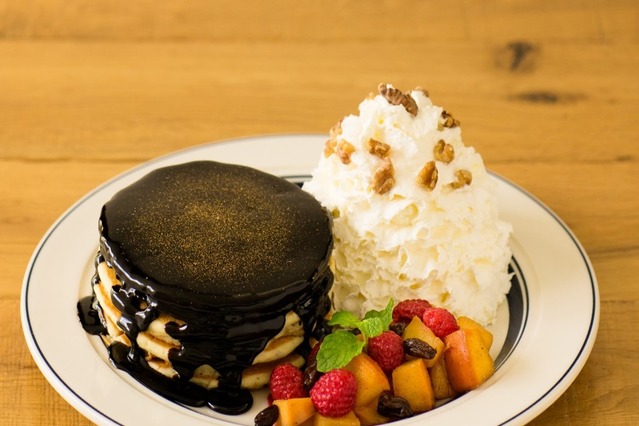 【おとなのグルメ】Eggs 'n Things銀座店、ビターチョコ香るAnniversaryパンケーキ 画像