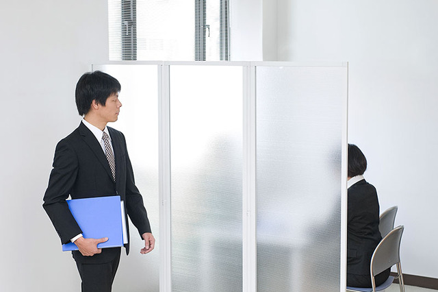 覗き込みによる情報漏洩を防ぐ3連パーテーションが登場……サンワサプライ 画像