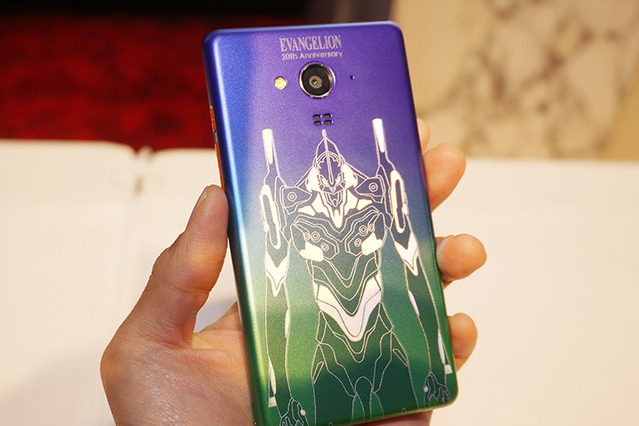 端末価格は78,000円！ベールを脱いだ「エヴァスマホ」 画像
