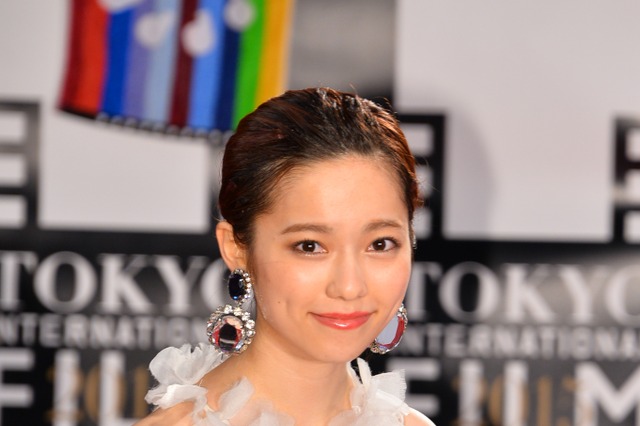 AKB48島崎遥香、東京国際映画祭で純白ドレス姿を披露！ 画像