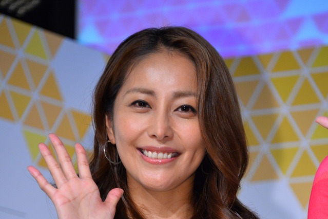 熊切あさ美、久しぶりのグラビアで“手ブラ”ヌードも 画像
