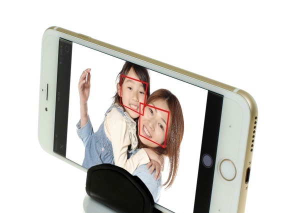 顔認識後に自動撮影……スマホアプリと連動する「パパラッチくんジュニア」が登場 画像