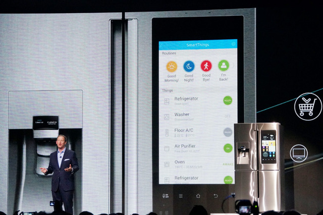 【CES 2016】“スマホのようなスマート冷蔵庫”、サムスンが写真や音楽再生が楽しめる「Family Hub」発表 画像