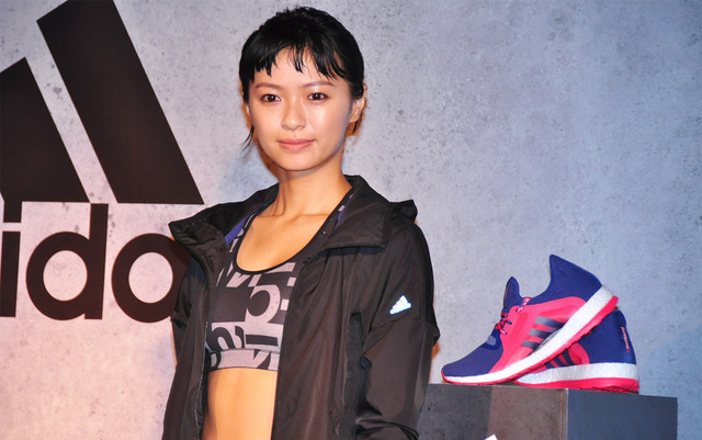 榮倉奈々、スポーツブラ＆タイツ姿でお腹まわりをチラ見せ！ 画像