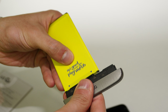 動画レポ!フルメタルボディなのにバッテリー交換対応、新型スマホ「LG G5」の“Magic Slot”【MWC 2016 Vol.11】 画像