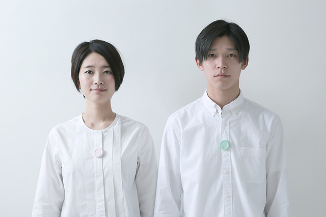 抱き合うと家電が動く!?  服につけて通信できる「ハグボタン」 画像