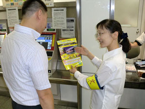 各地で進む訪日外国人対応、大阪市交通局がNECの通訳サービス導入 画像