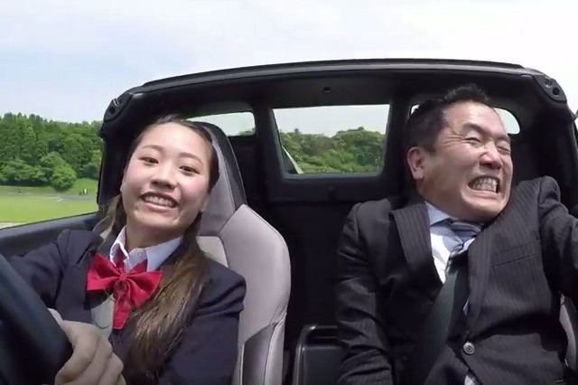 【動画】女子高生のドライビングテクに、スタッフもたじたじ…… 画像