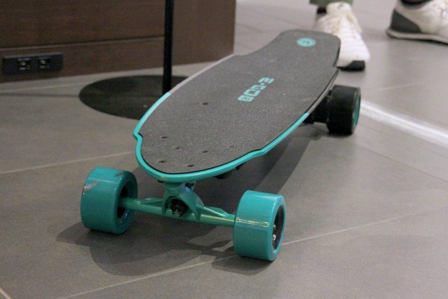 スマホで操作できる電動スケボー登場!ドローンのモーター技術を活用 画像