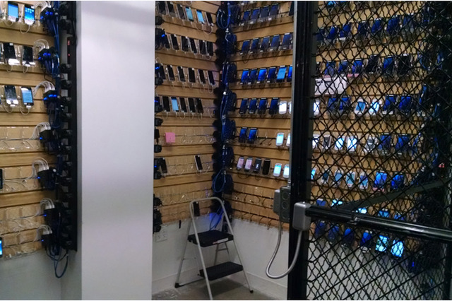 Facebook、自社データセンター内でスマホ2,000台をテストしていた！ 画像