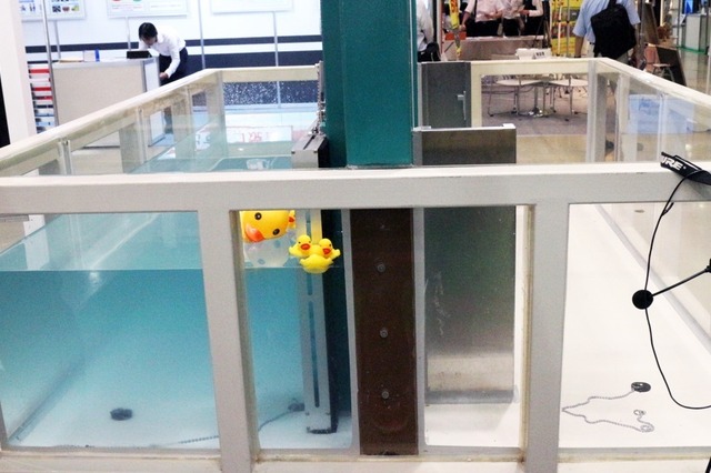 女性ひとりでも設置可能なタキロンの軽量止水パネル 画像