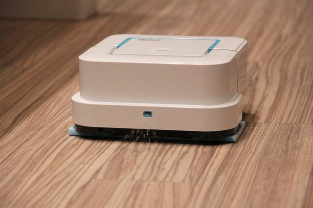 スマホアプリに対応！ コンパクトな床拭きロボット「ブラーバ」 画像