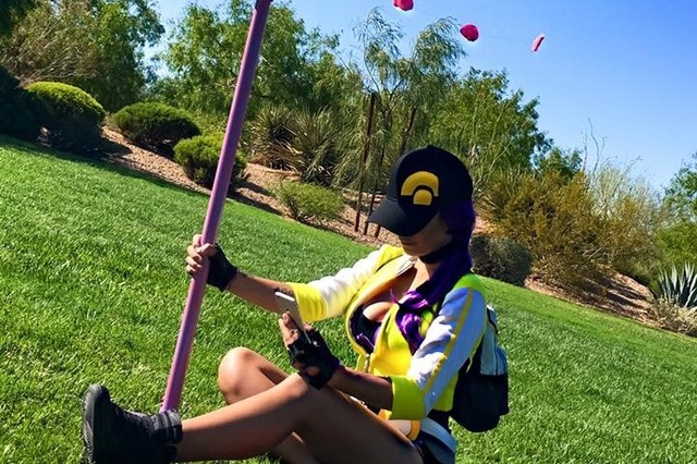 海外コスプレイヤーが『ポケモンGO』女性トレーナーコスプレ披露 画像