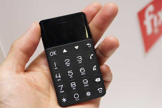 開発テーマは“アンチスマホ”。ロシアのスーパースリムな「CardPhone」【IFA 2016】 画像