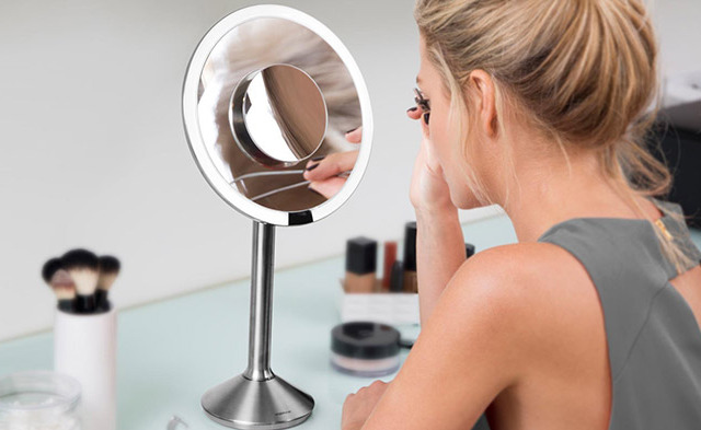 「鏡よ鏡、会社の照明で私がいちばん映えるようにメークしたいの」が叶う？ スマートミラー 画像