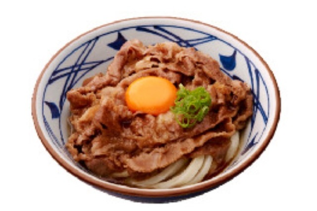 丸亀製麺が「牛すき釜玉うどん」！甘辛い割り下で焼いた牛肉に玉子をのせて 画像