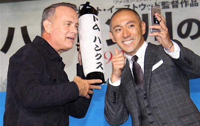 トム・ハンクス、海老蔵を「日本のジェームズ・ボンド」と絶賛！ 画像