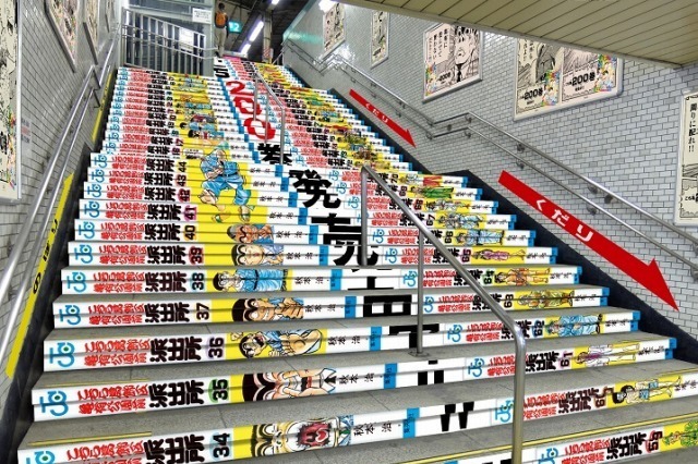 「こち亀」が亀有駅を全面ジャック！全200巻の表紙と背表紙が!! 画像