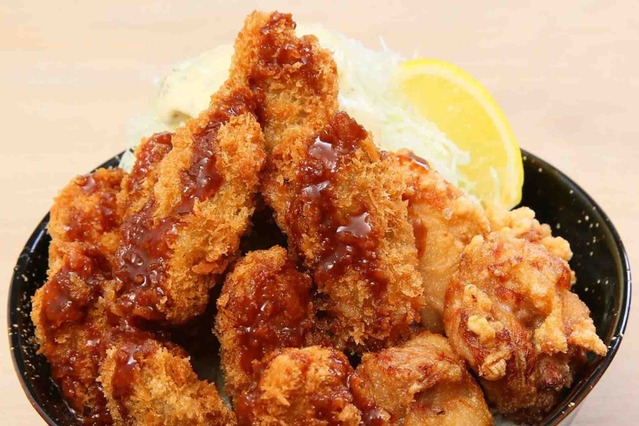 ガスト、カキフライと唐揚げを豪快に盛りつけた丼!その名も「特盛カキからドーーン」 画像