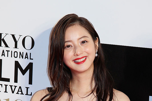 佐々木希のシースルー衣装にファン歓喜 画像