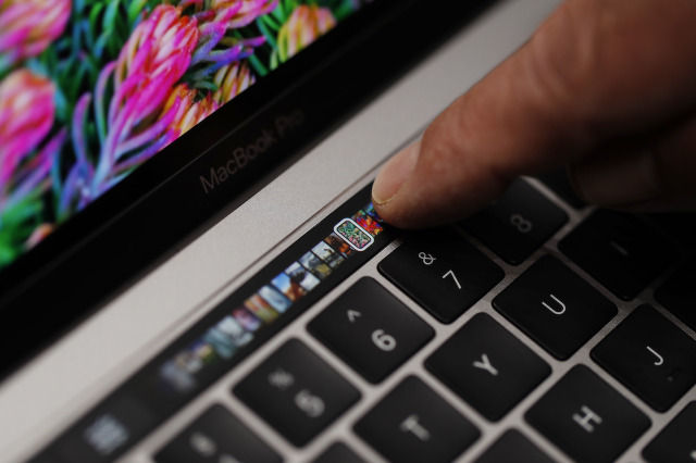 新型MacBook Proの評判は？ Touch Barへの期待、SDカードスロット廃止を残念がる声など 画像