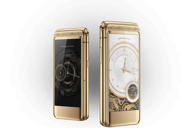 サムスン、ガラケー風の折りたたみ式2画面スマホ発表!約15万円、中国で発売へ 画像